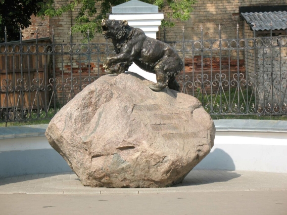 Памятник рычащему медведю Ярославль