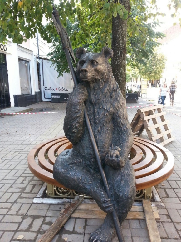 Памятник медведю в Ярославле