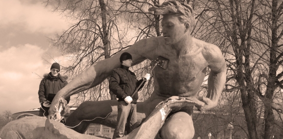 Скульптуры веры Мухиной в Лужниках