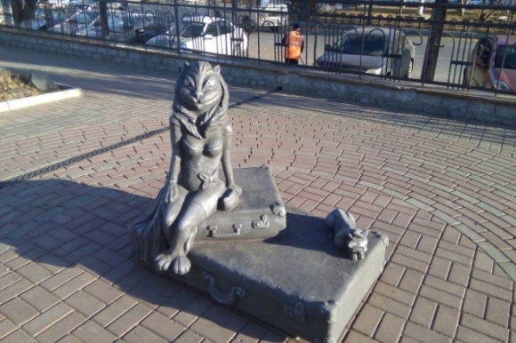 Кошка на чемоданах скульптура