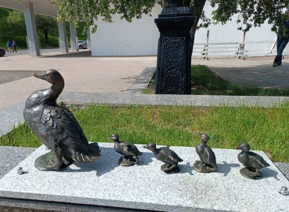 Памятник утке с утятами Ярославль