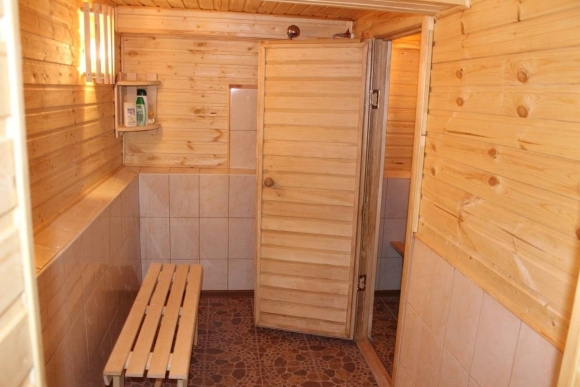 Баня с помывочной и парилкой