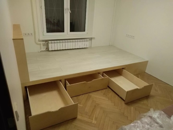 Кровать под подиумом выкатная