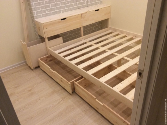 Выдвижная двуспальная кровать из подиума