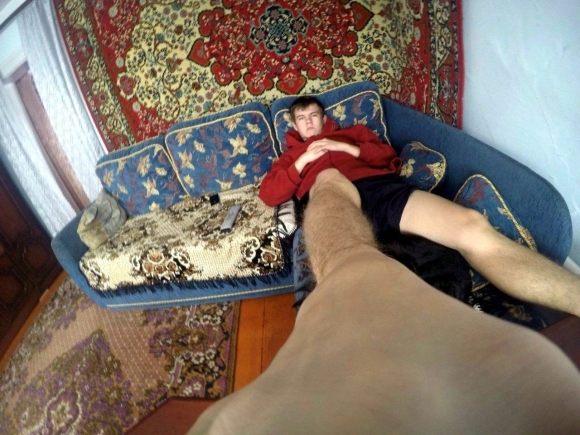 Девушки на фоне ковра