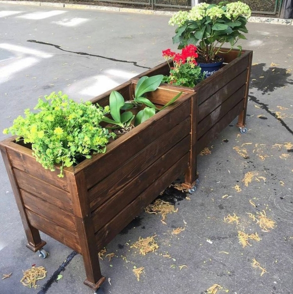 Высокие деревянные клумбы