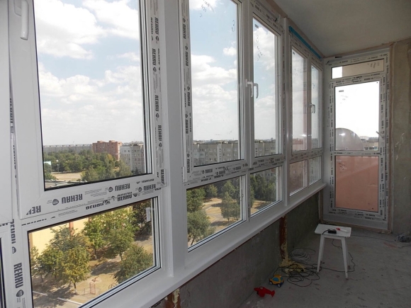 Французское остекление балкона Рехау
