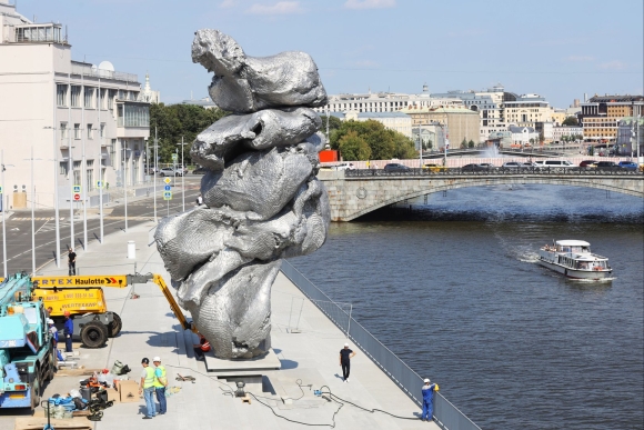Скульптура на Болотной набережной Урса Фишера