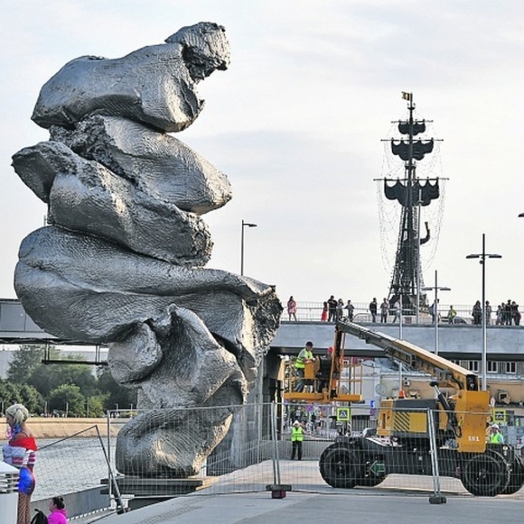 Урс Фишер скульптура на Болотной набережной