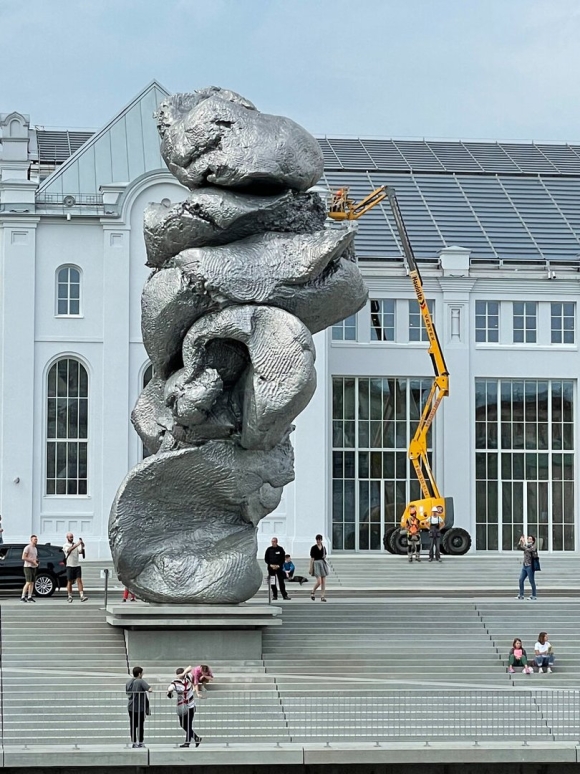 Памятник на Болотной набережной в Москве