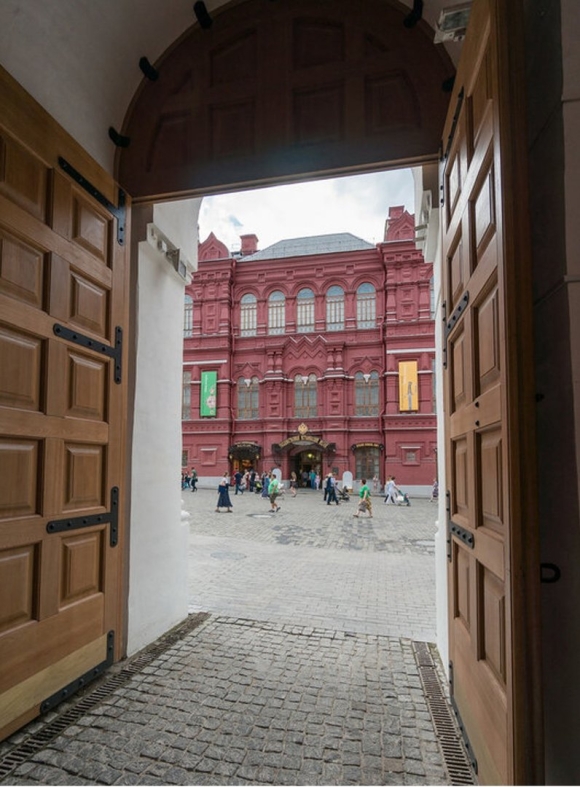 Двор исторического музея Москва