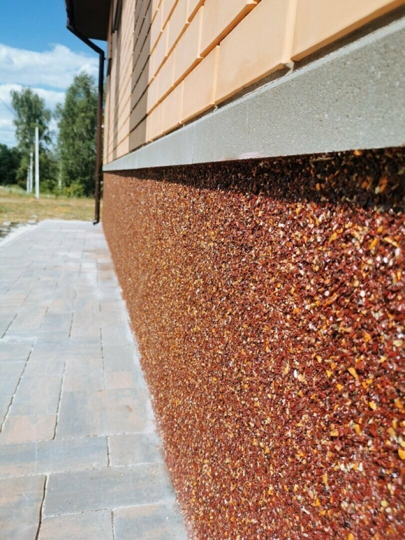 Отделка цоколя мраморной крошкой