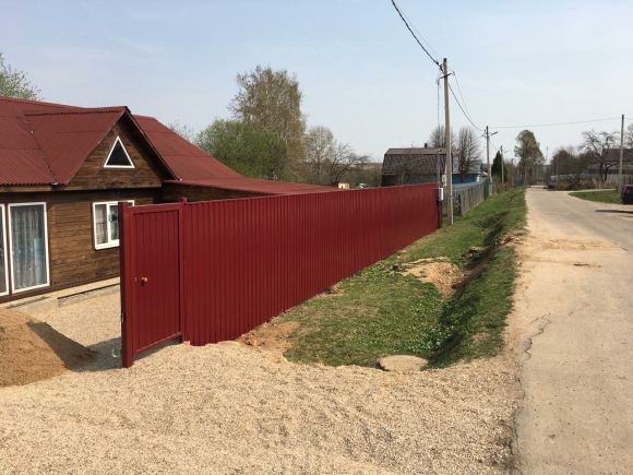 Профлист вишневый забор