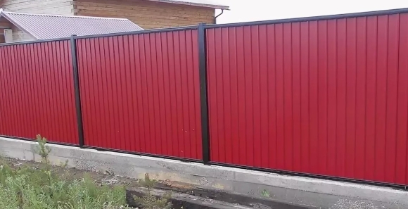 Забор из профлиста в рамке