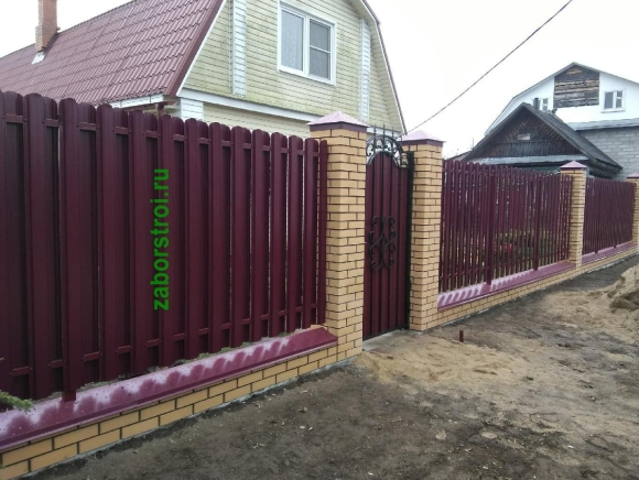 Забор из евроштакетника с кирпичными столбами