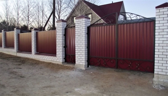 Забор из профнастила с колоннами