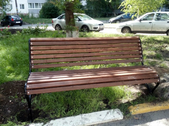 Скамейка около дома