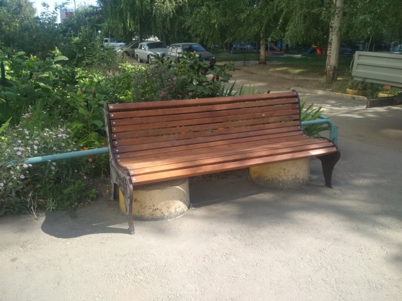 Лавочка у подъезда