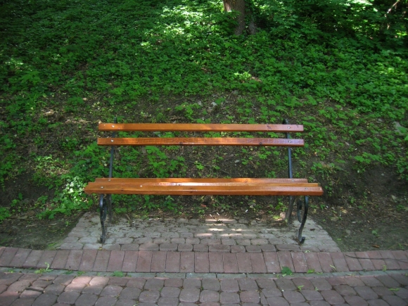 Скамейка в сквере