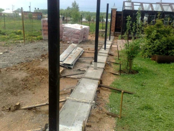 Ленточный фундамент под забор из профнастила
