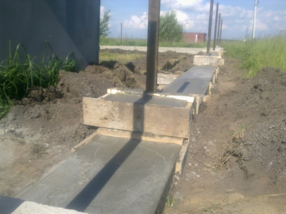 Столбовой фундамент под забор из бетона