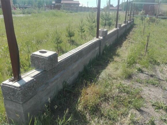 Забор из керамзитобетонных блоков