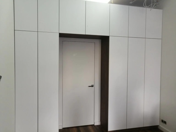 Встроенные шкафы вокруг двери