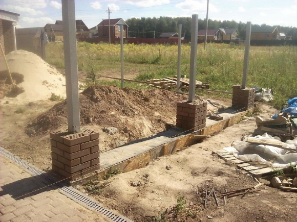 Фундамент для забора с кирпичными столбами