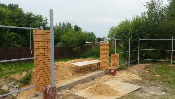 Столбы из кирпича для забора