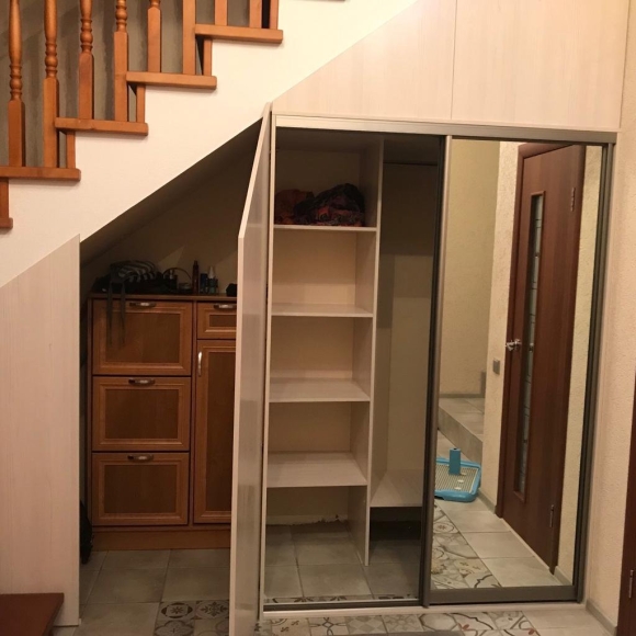 Шкаф под лестницей в частном доме в прихожей