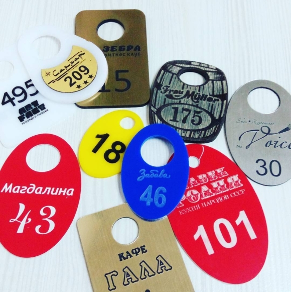 Номерки из двухслойного пластика