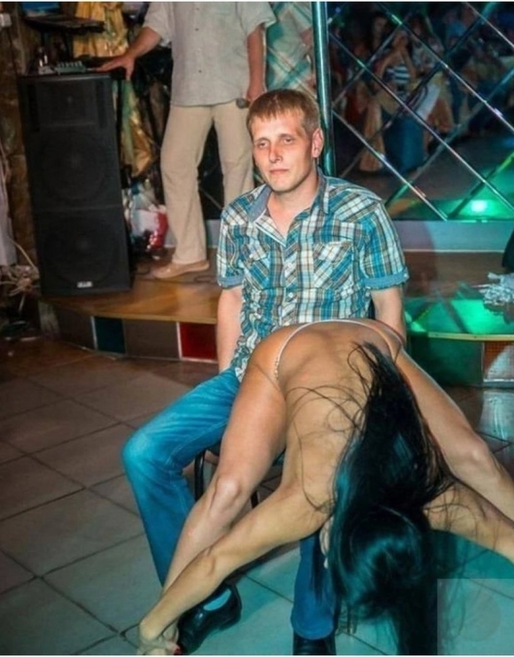 Грустный мужик и стриптизерша