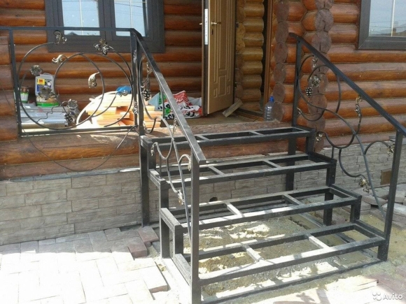 Крыльцо на металлическом каркасе