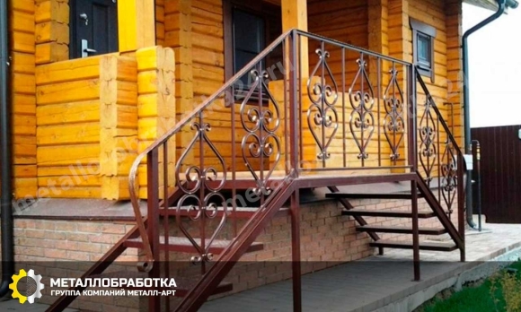 Лестница входная металлическая