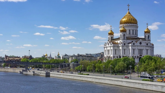 Набережная у храма Христа Спасителя
