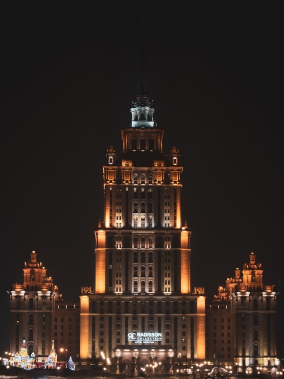 Здание со шпилем в Москве