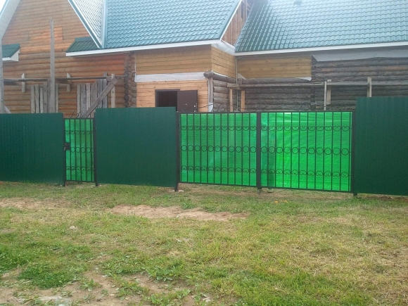 Комбинированные заборы из профнастила и поликарбоната
