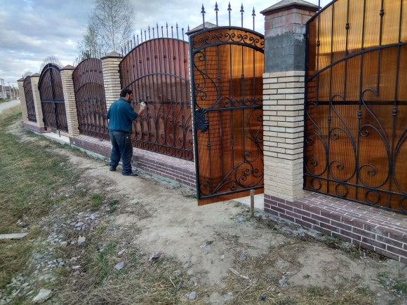Кованый забор с поликарбонатом