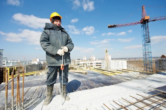 Строители на стройке зимой