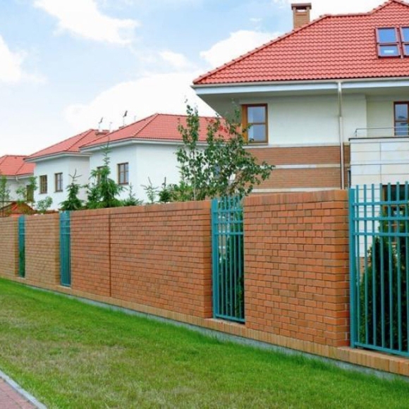 Красивые заборы из кирпича