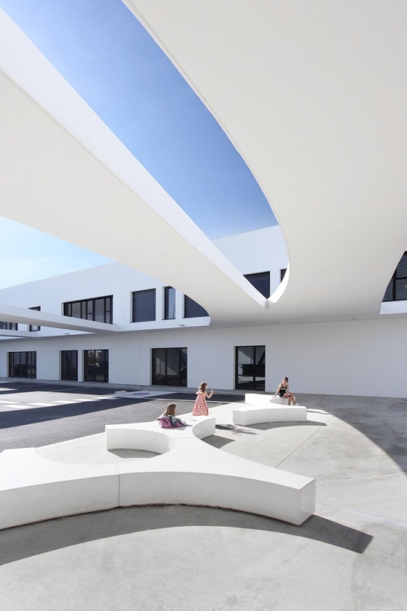 Футуристическое здание школы от Atelier Rec Architecture