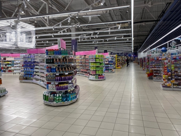 Урюпинский магазин возле гипермаркета фото