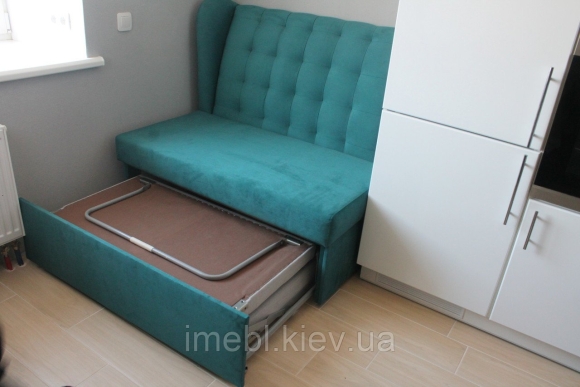 Диван на маленькой кухне со спальным местом