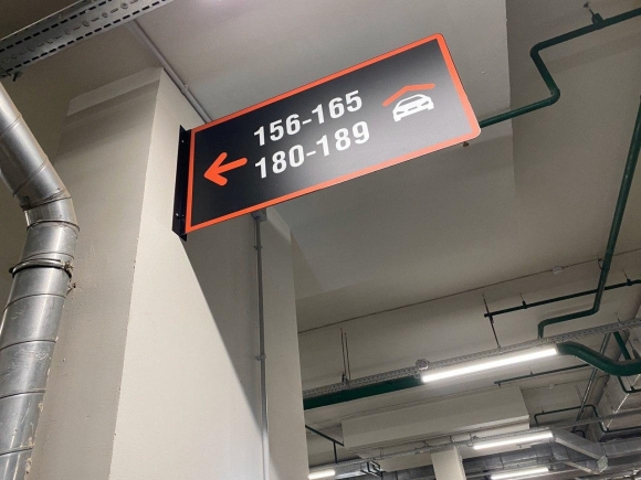 Навигация на паркинге таблички