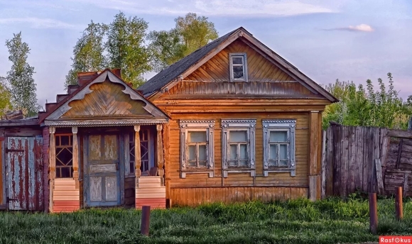 Деревянный дом в деревне