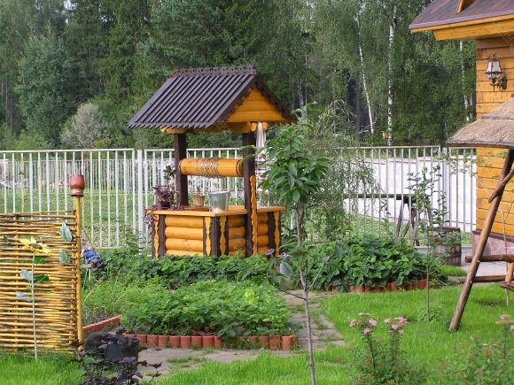 Декоративный колодец на участке
