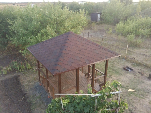 Беседка три на три с четырехскатной крышей