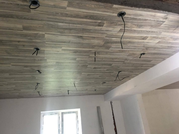 Потолок из ламината
