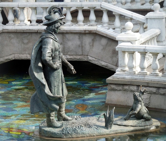 Александровский сад скульптуры Церетели Москва