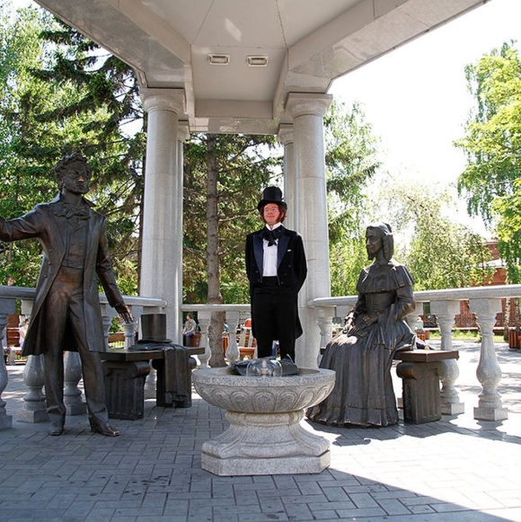 Памятник Пушкину и Гончаровой в Красноярске